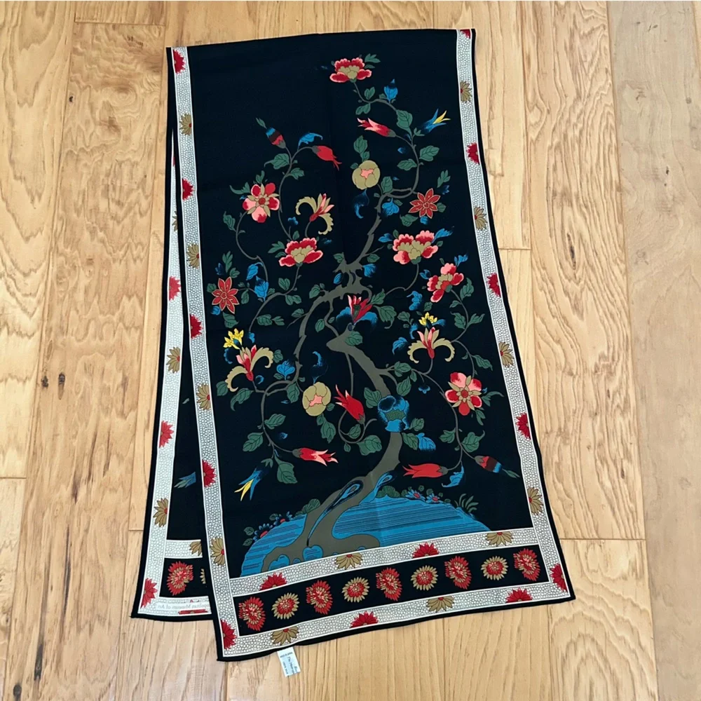 The Metropolitan Museum of Art OS NWOT Oing Scarf Japan Black Multi Floral